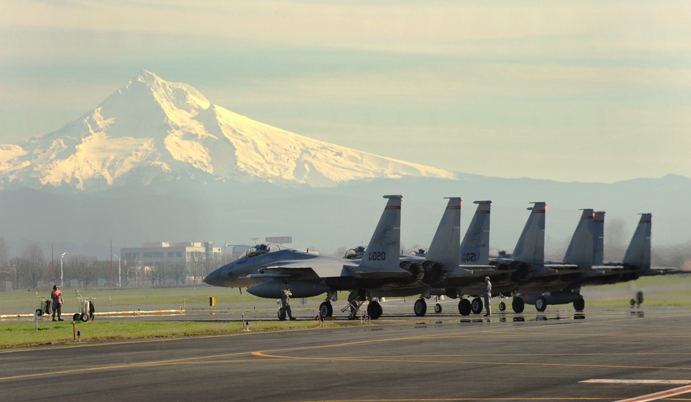 US Air Force fighter jets with Mount Hood in the background